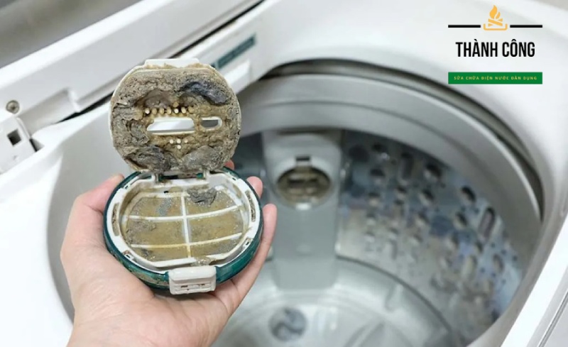 Nguồn nước cấp cho máy giặt có nhiều cặn bẩn.