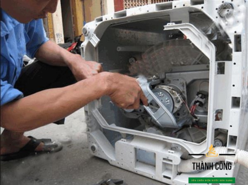 Kiểm tra định kỳ ống dẫn nước.