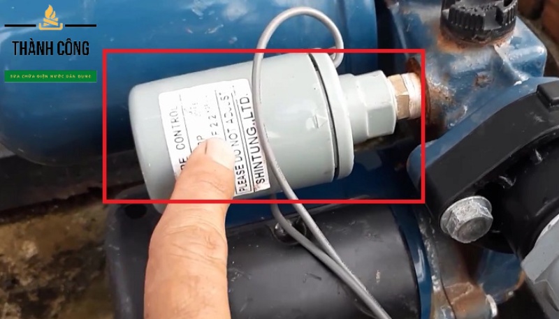 Bơm áp suất có vai trò đưa nước vào máy giặt, tạo áp lực cho hoạt động của máy.