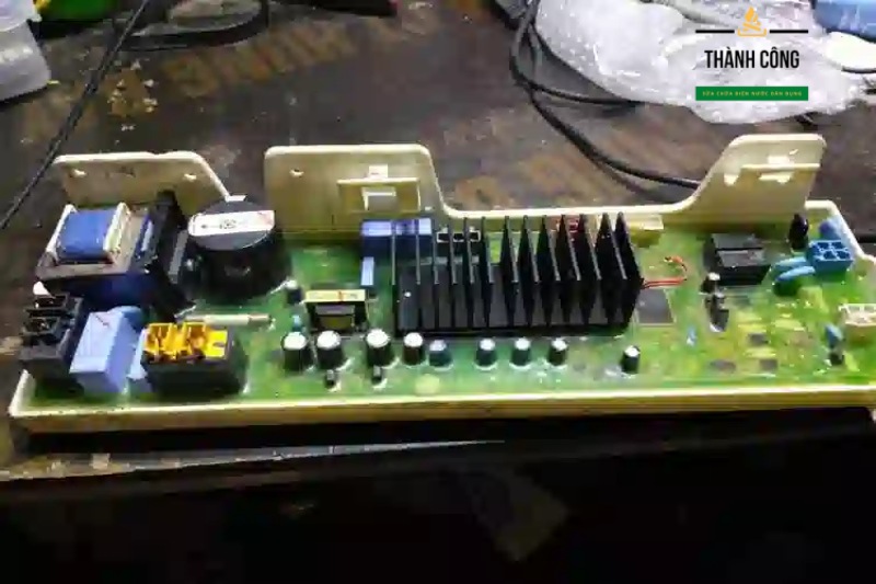 Khi xảy ra sự cố này, máy giặt sẽ hiển thị mã lỗi PE trên màn hình.