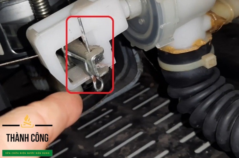 Kiểm tra van xả, motor xả.