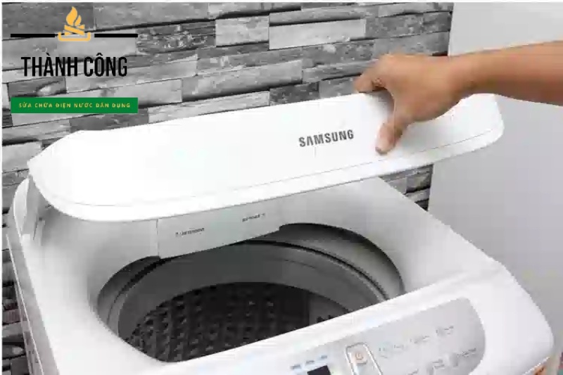 Nắp máy giặt chưa đóng hoặc công tắc cửa bị hỏng.