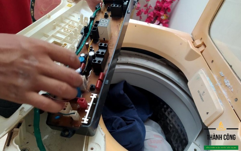 Board mạch điều khiển bị hỏng.