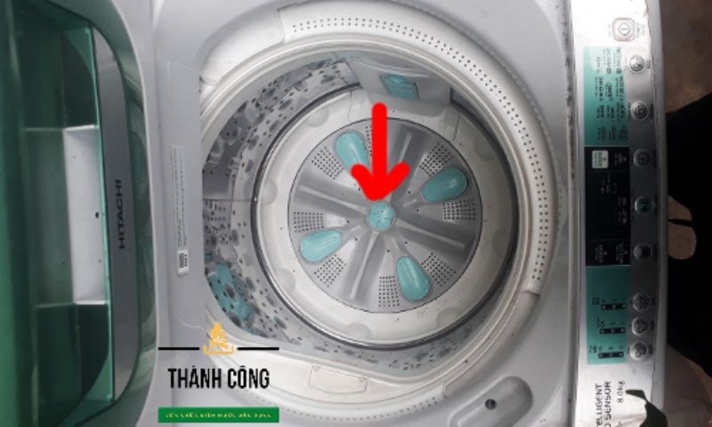 Lồng giặt bị nghiêng.